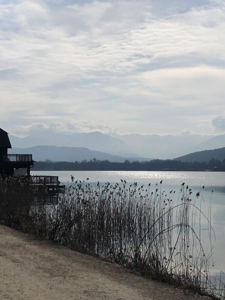 ruhiger Seeufer, Himmel mit Wolken